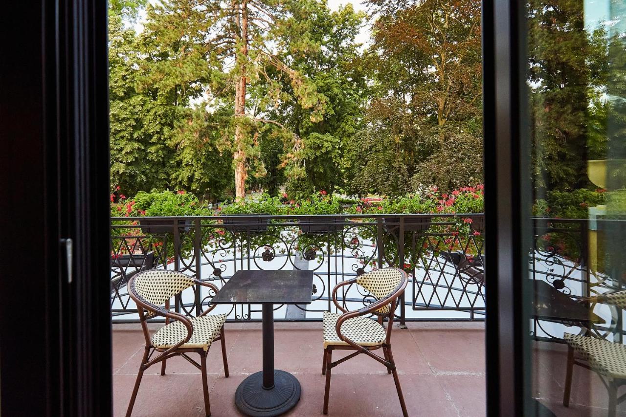 A Hoteli - Hotel Park Vrnjačka Banja Exteriör bild A balcony in Paris